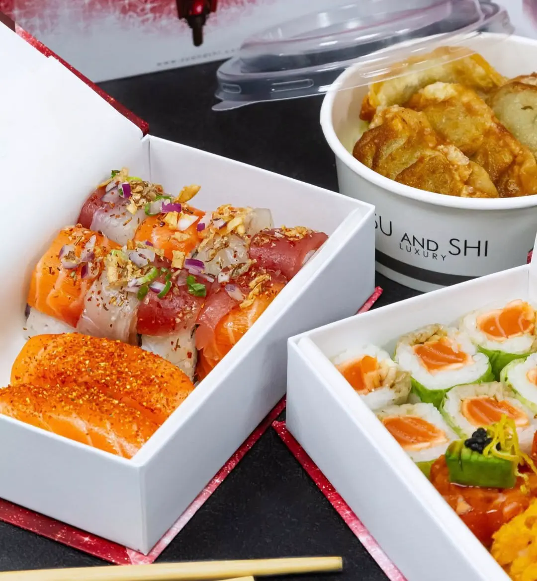 Sushis, makis et bol Su and Shi dans leurs boîtes à emporter